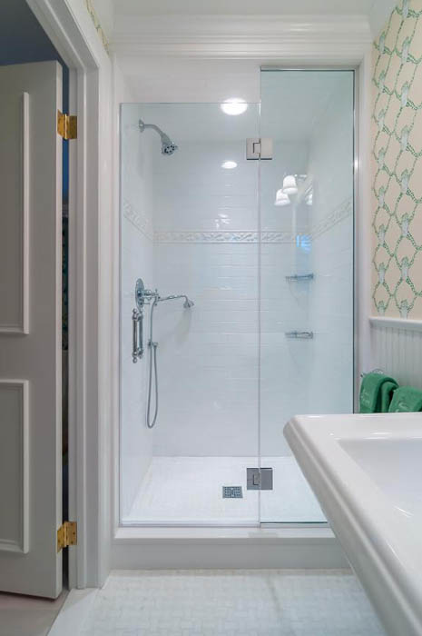 East Hampton Summer House - Guest Room Bathroom
